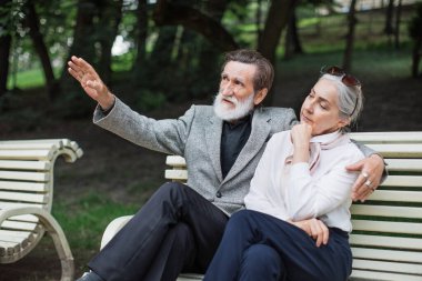 Yaşlı bir çift bankta oturuyor.