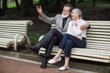 Yaşlı bir çift bankta oturuyor.