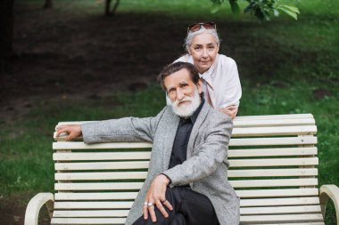 Mutlu olgun çift parkta dinleniyor.