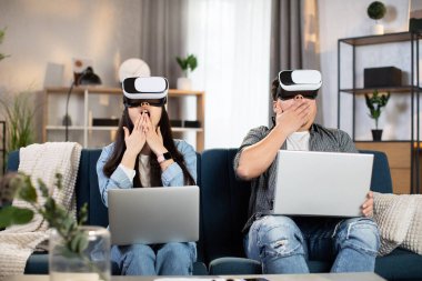 Evde oyun oynamak için VR gözlük kullanan heyecanlı aile