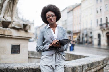 Gülümseyen Afrikalı iş kadını