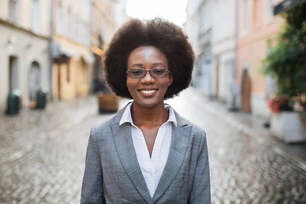 Portret van een Afro-Amerikaanse dame in pak die buiten poseert — Stockfoto