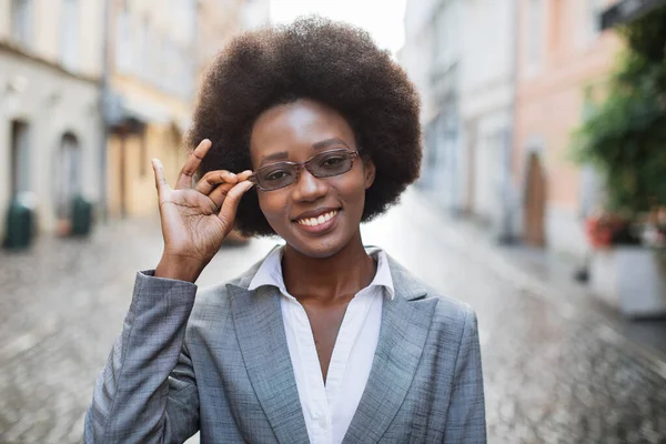 Portret van een Afro-Amerikaanse dame in pak die buiten poseert — Stockfoto