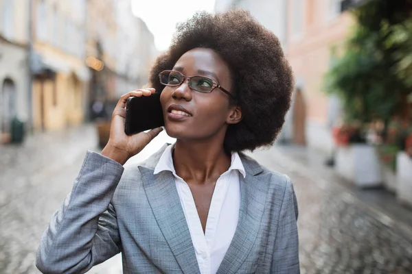 Afro zakenvrouw praten op mobiele in de stad straat — Stockfoto