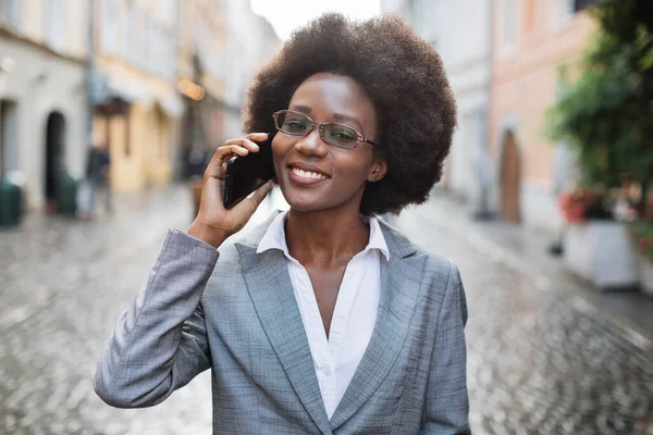 Afro zakenvrouw praten op mobiele in de stad straat — Stockfoto