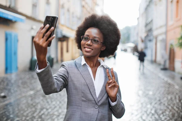 Afrikaanse zakenvrouw met video-oproep op smartphone — Stockfoto