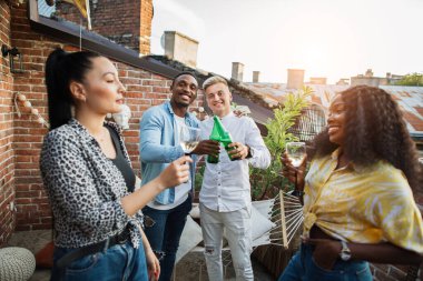 Çatıda birlikte rahatlayan dört arkadaş grubu.