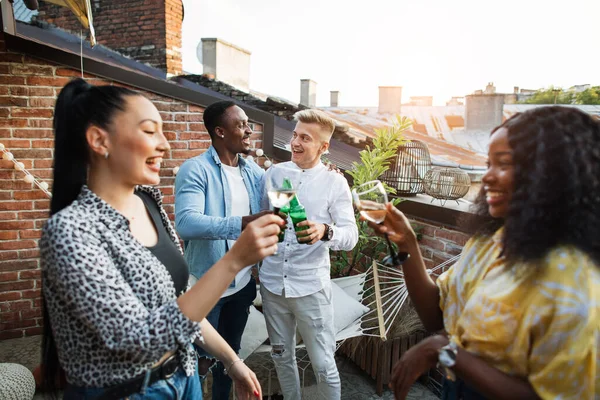 Quatre personnes multiraciales passent du temps libre avec plaisir — Photo