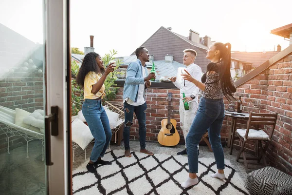 Les personnes multiculturelles profitent du temps de fête sur la terrasse ouverte — Photo