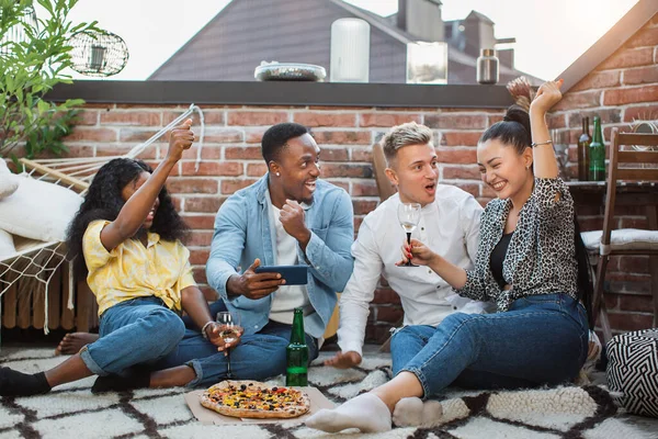 Heureux amis multiraciaux profiter du temps de fête ensemble — Photo