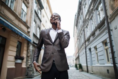 Afrikalı işadamı mobil konuşma yapıyor