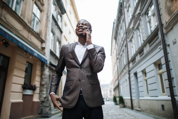 Empresário africano tendo conversa móvel — Fotografia de Stock