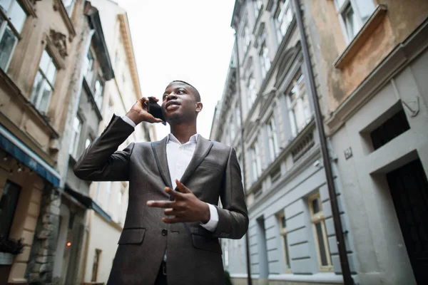 Afrikaanse zakenman met mobiel gesprek — Stockfoto