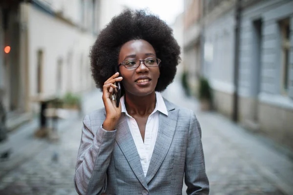 Afrikaans zakenvrouw praten op mobiel — Stockfoto