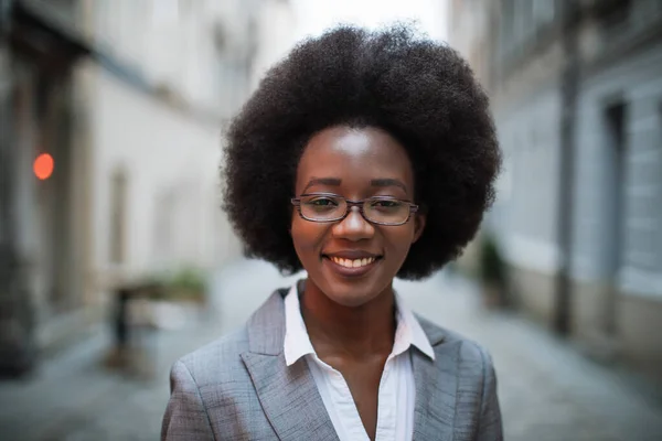Portret van een succesvolle Afrikaanse zakenvrouw — Stockfoto