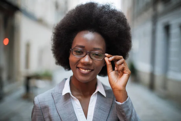 Portret van een succesvolle Afrikaanse zakenvrouw — Stockfoto