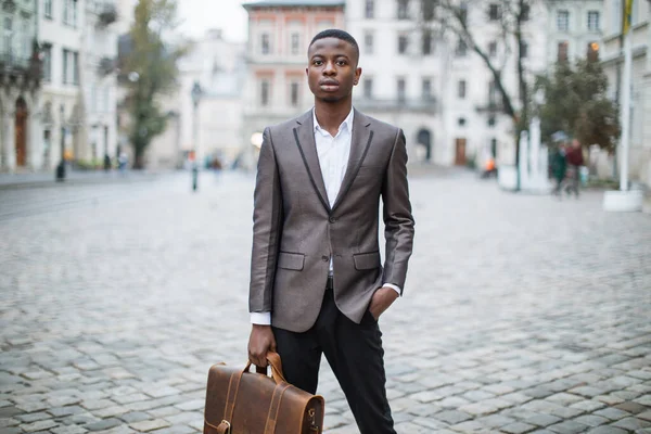 通りに立ってブリーフケースを持つアフリカのビジネスマン — ストック写真