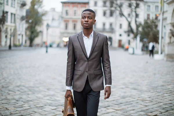Zelfverzekerde zakenman loopt op straat met aktetas — Stockfoto