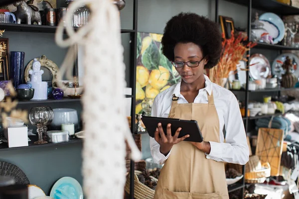 Afro américaine femme utilisant tablette pour l'inventaire à la boutique — Photo