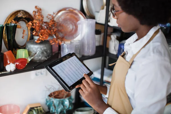 Mujer afroamericana haciendo inventario en tienda con tablet —  Fotos de Stock