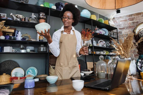 Afro femme américaine utilisant un ordinateur portable pour la réception de marchandises — Photo