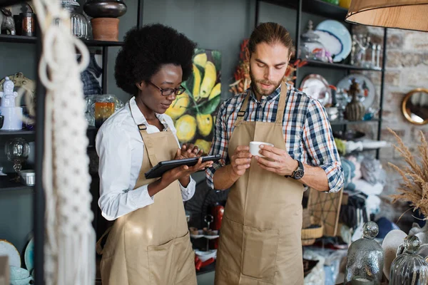 Personnes multiethniques avec tablettes vérifiant les marchandises en stock à la boutique — Photo