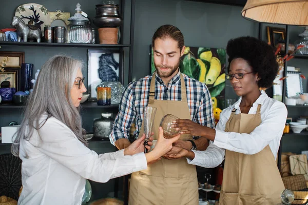 Femme mûre choisissant décor au magasin moderne — Photo