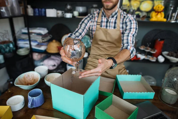 Primer plano del vendedor en delantal haciendo inventario en la tienda —  Fotos de Stock