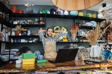 Dekor mağazasında envanter işleminden sonra satıcı rahatlıyor