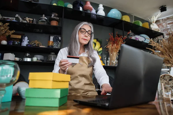 Saleswoman register discount card on laptop at store — Stock Photo, Image