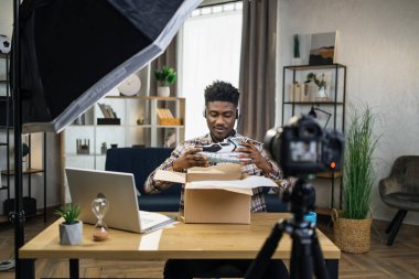 Afrikalı blogcu evde yeni spor ayakkabılarını açıyor