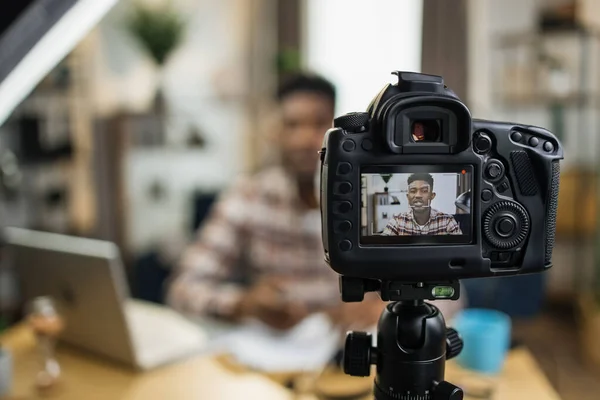 Homem usando câmera, softbox e laptop para treinamento de negócios — Fotografia de Stock