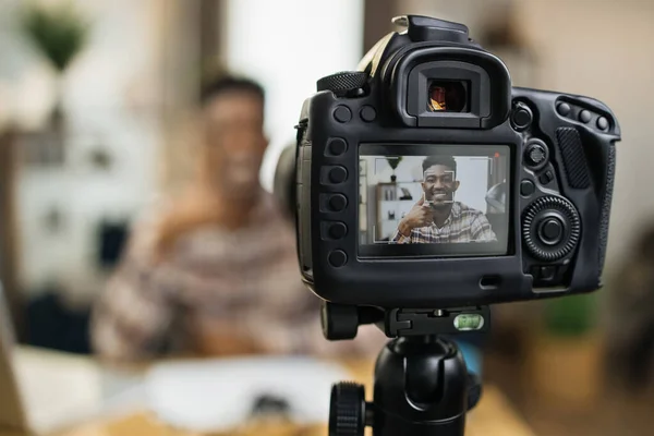 Чернокожий мужчина записывал видеоуроки на камеру дома — стоковое фото