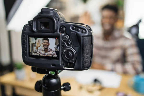 Афро-американский блогер, использующий видеокамеру для работы — стоковое фото