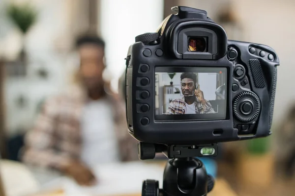 Африканский мужчина в наушниках записывает онлайн урок на камеру — стоковое фото