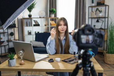 Güzellik blogcusu yeni kozmetik ürünlerini test ederken video kaydediyor