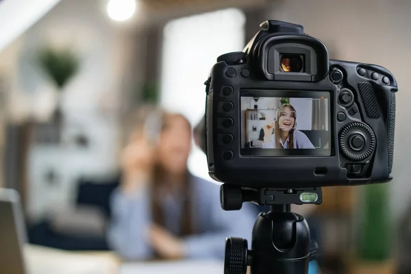 Femme dans le casque en utilisant la caméra pour l'enregistrement vidéo — Photo