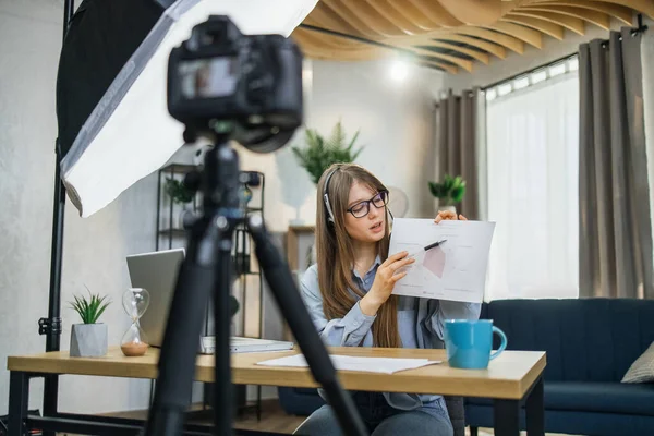 Mulher de negócios masterclass gravação na câmera de vídeo — Fotografia de Stock