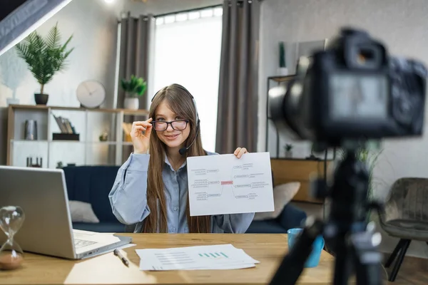 İş kadını çevrimiçi eğitim için kamera kullanıyor.