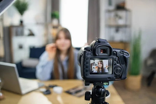 Popolare blogger testare nuovi cosmetici durante la trasmissione in diretta — Foto Stock