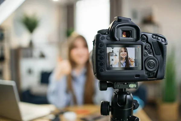 Kvinnlig influencer gör video översyn av nya kosmetika — Stockfoto