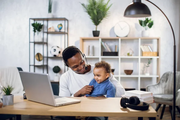 Afro-americano homem usando e cuidando do filho — Fotografia de Stock