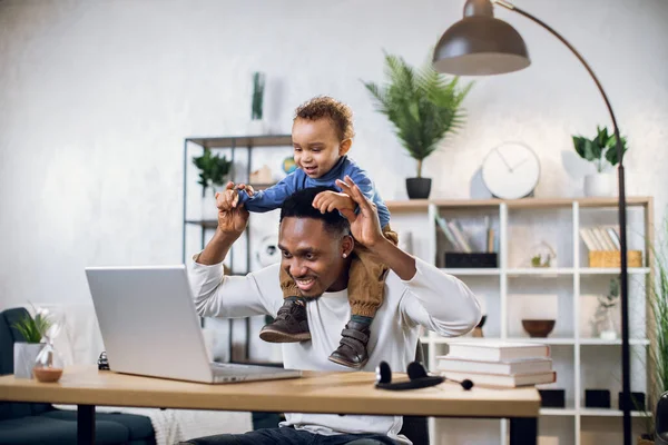 Afroamericano padre con bebé hijo trabajando desde casa — Foto de Stock