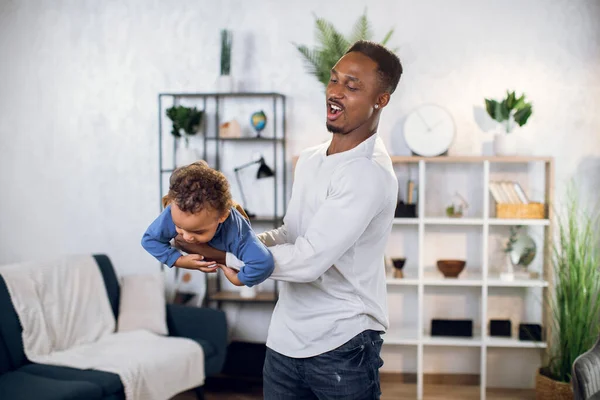 Alegre africano padre tomando diversión con su hijo en casa — Foto de Stock