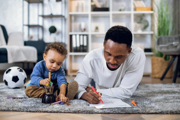 Dibujo afro americano de padre e hijo con lápices en el suelo — Foto de Stock