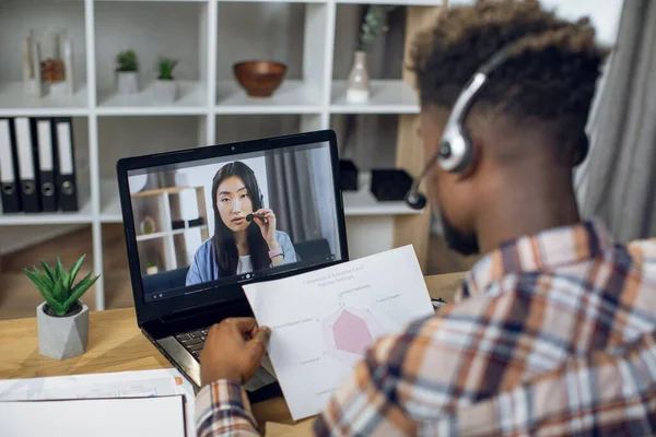 Afričan muž a asijské žena s videokonference — Stock fotografie