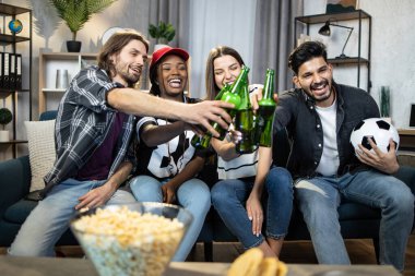 Hafta sonları bira içip abur cubur yiyen arkadaşlar.