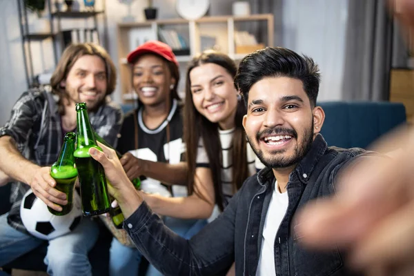 Diverses personnes regardent le match de football et prennent selfie — Photo