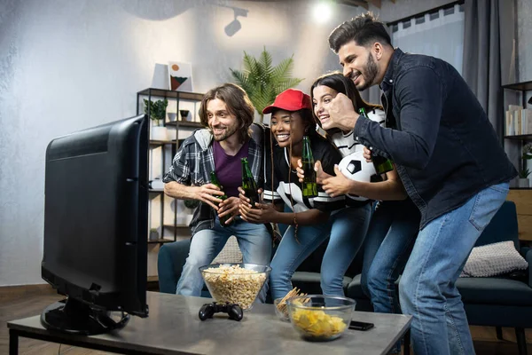 Vier multiraciale fans emotioneel juichen voor voetbalteam — Stockfoto