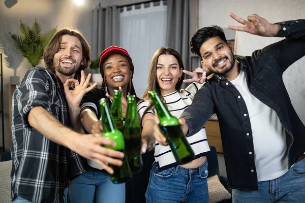 Diverses personnes avec de la bière souriant et gesticulant à la chambre — Photo